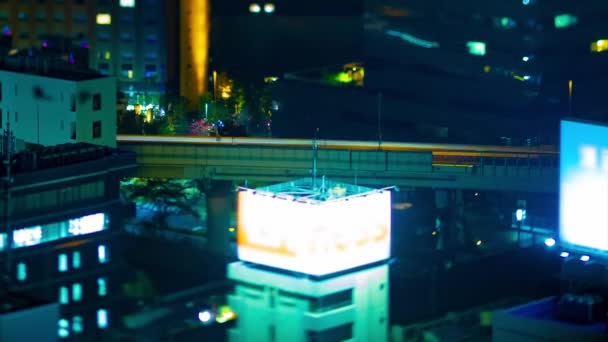 Un lapso de tiempo nocturno de la autopista en la ciudad urbana de Tokio inclinación — Vídeo de stock