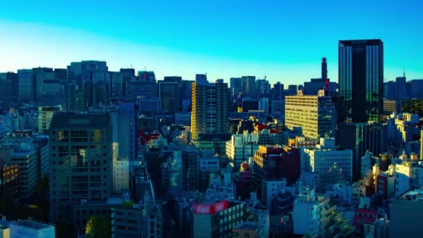 Un timelapse de paisaje urbano en la ciudad urbana de Tokio zoom de ángulo alto de tiro medio — Vídeo de stock