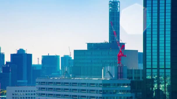 Egy időzített mozgó daru a tokiói épület tetején. — Stock videók
