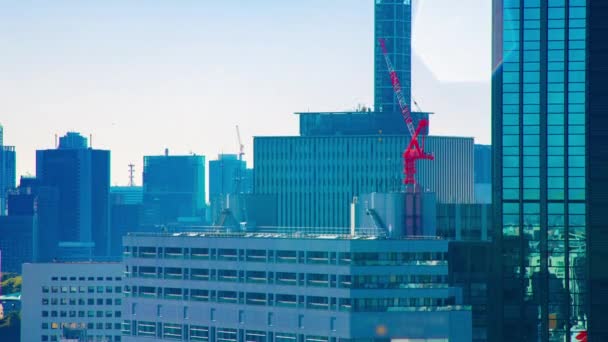 Egy időzített mozgó daru a tokiói épület tetején. — Stock videók