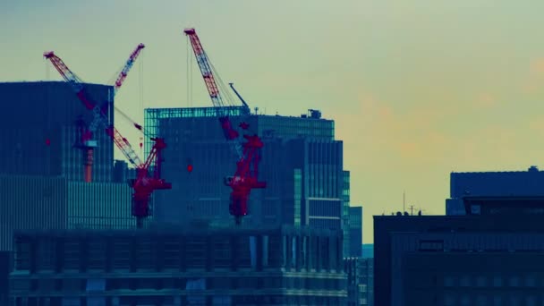 Un timelapse de grúas en movimiento en la parte superior del edificio en Tokio tiro largo — Vídeos de Stock