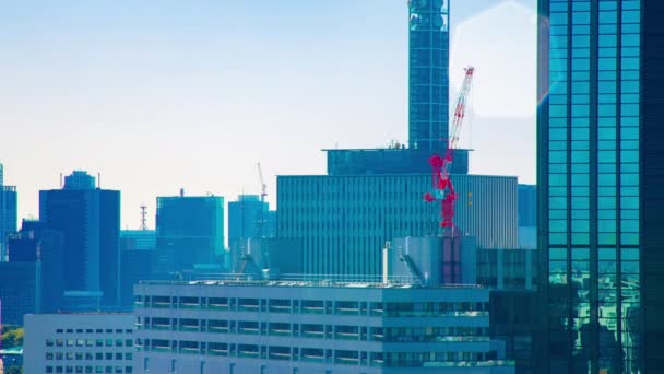 Un timelapse de grúas en movimiento en la parte superior del edificio en Tokio tiro largo — Vídeos de Stock