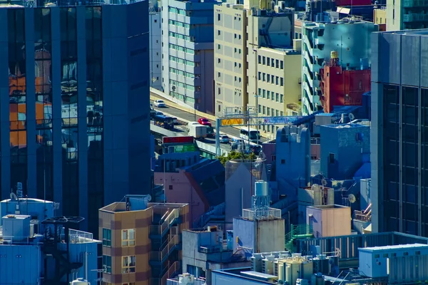 Uma rua de estrada na cidade urbana de Tóquio tiro longo ângulo alto — Fotografia de Stock