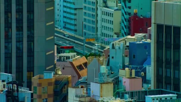 Een timelapse van de rijweg bij de stedelijke stad in Tokio lange shot hoge hoek kantelen — Stockvideo