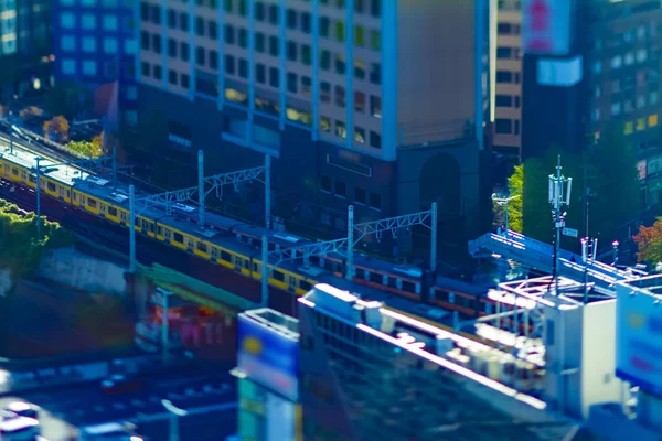 Uma ferrovia da cidade em Tóquio tiltshift de alto ângulo — Fotografia de Stock