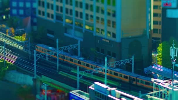 A timelapse do trem na ferrovia da cidade em Tóquio alto ângulo tiltshift panning — Vídeo de Stock