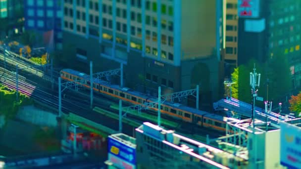 Timelapse poci ¹ gu na kolei miejskiej w Tokio wysoki kąt tiltshift pochylenie — Wideo stockowe