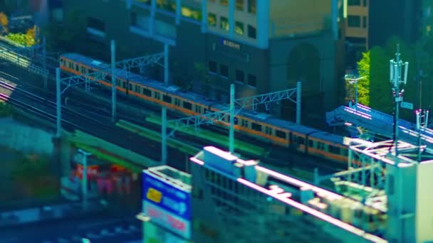 Un timelapse del treno sulla ferrovia di città in Tokio angolo alto tiltshift zoom — Video Stock