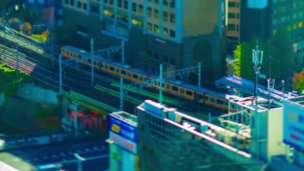Een timapse van de trein op de stad spoorweg in Tokio hoge hoek tiltshift — Stockvideo