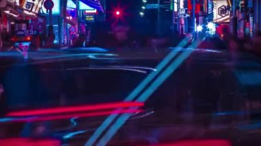 Shinjuku Tokyo şehir merkezindeki neon sokağının gece zamanı.