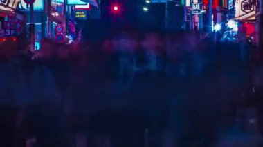Shinjuku Tokyo 'daki neon sokağının gece zoom' u.
