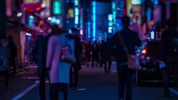 Een avond timelapse van de neon straat bij de benedenstad in Shinjuku Tokio zoom — Stockvideo