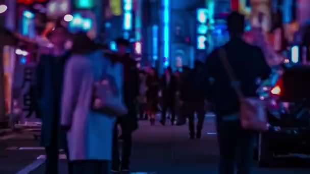 Uma cronologia noturna da rua neon no centro da cidade em Shinjuku Tokyo zoom — Vídeo de Stock