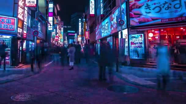 Noc timelapse neonowej ulicy na śródmieściu w Shinjuku Tokio szeroka strzał panning — Wideo stockowe