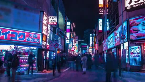 En natt timelapse av neon gatan i centrum i Shinjuku Tokyo bred skott panorering — Stockvideo