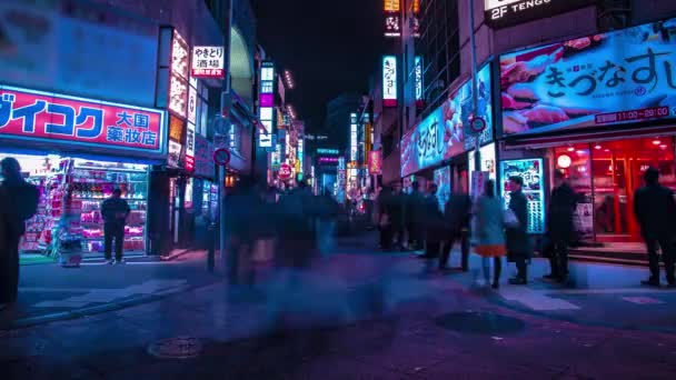 En natt timelapse av neon gatan i centrum i Shinjuku Tokyo bred skott lutning — Stockvideo