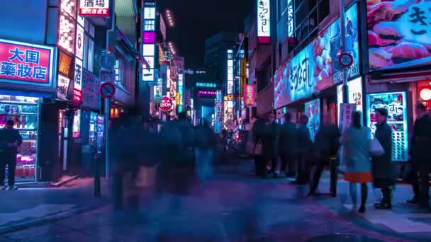 Noční čas z neonové ulice v centru v Shinjuku Tokyo široký záběr zoom — Stock video