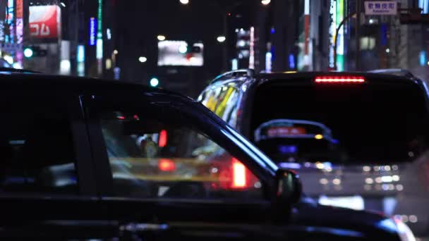Auto in movimento al passaggio notturno a Shinjuku Tokyo giorno piovoso — Video Stock