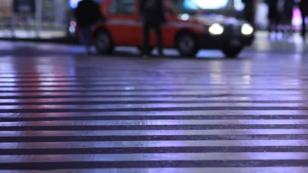 Mover coches en el cruce nocturno en Shinjuku Tokio día lluvioso — Vídeo de stock