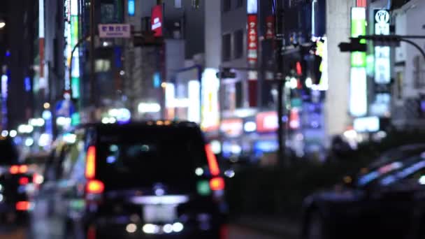 Movendo carros à noite cruzando em Shinjuku Tóquio dia chuvoso — Vídeo de Stock