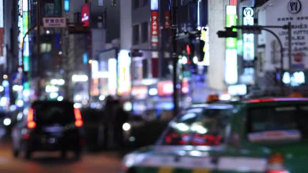 Moving cars at the night crossing in Shinjuku Tokyo rainy day — 图库视频影像