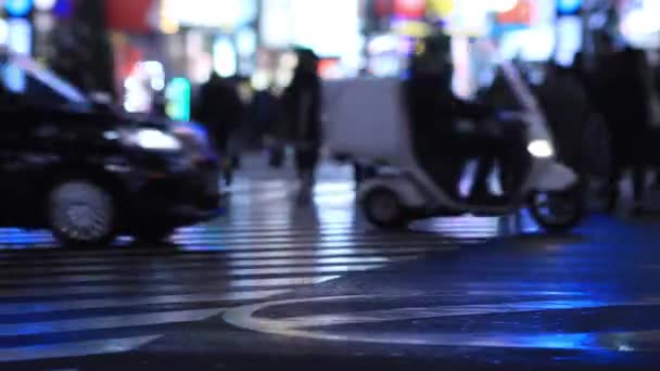 Movendo carros à noite cruzando em Shinjuku Tóquio dia chuvoso — Vídeo de Stock