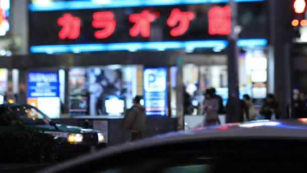 Moving cars at the night crossing in Shinjuku Tokyo rainy day — ストック動画