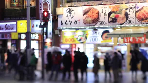 Auto 's verplaatsen bij de nachtelijke overtocht in Shinjuku Tokyo regenachtige dag — Stockvideo
