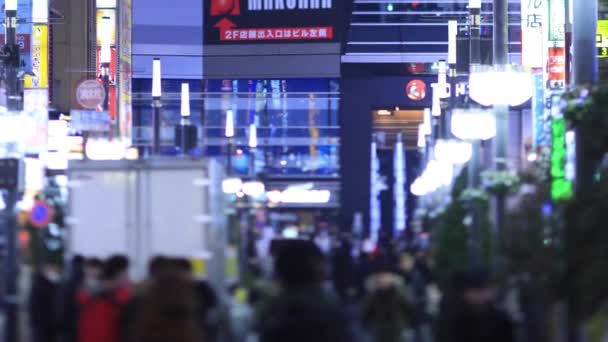 Odprowadzanie ludzi na skrzyżowaniu w Shinjuku Tokio deszczowy dzień w nocy — Wideo stockowe