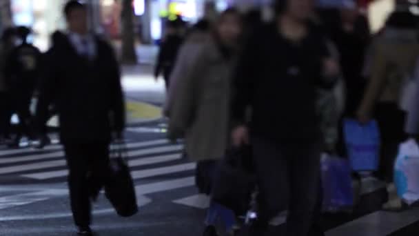 Περπάτημα άνθρωποι στο πέρασμα στο Shinjuku Τόκιο βροχερή μέρα τη νύχτα — Αρχείο Βίντεο