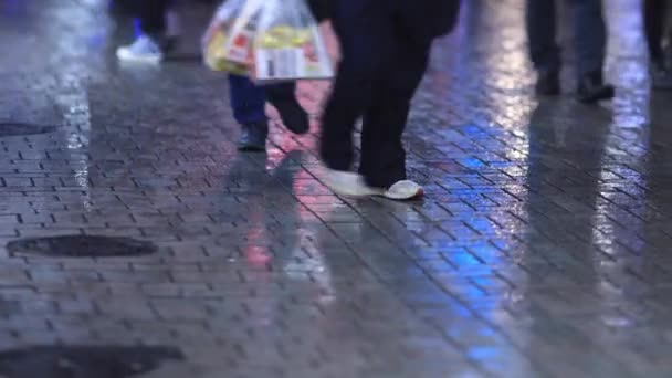 Camminare persone all'incrocio a Shinjuku Tokyo giorno piovoso di notte — Video Stock