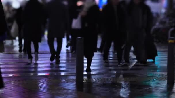 Lopende mensen bij de kruising in Shinjuku Tokio regenachtige dag 's nachts — Stockvideo