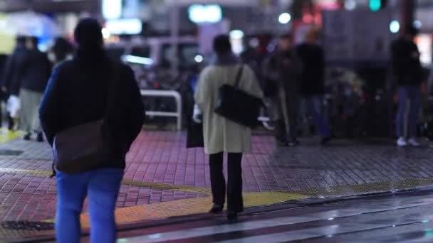 Caminar a la gente en el cruce en Shinjuku Tokio lluvioso día por la noche — Vídeo de stock
