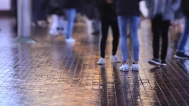 Sétáló emberek az átkelőnél Shinjukuban Tokióban esős nappal éjszaka — Stock videók