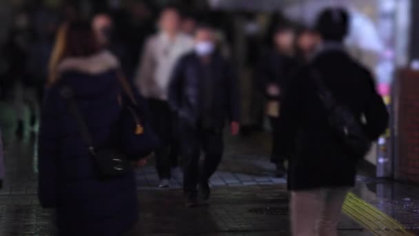 Berjalan orang di persimpangan di Shinjuku Tokyo hari hujan di malam hari — Stok Video