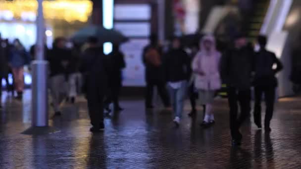 Walking people at the crossing in Shinjuku Tokyo rainy day at night — 图库视频影像