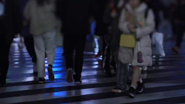 Caminar a la gente en el cruce en Shinjuku Tokio lluvioso día por la noche — Vídeos de Stock