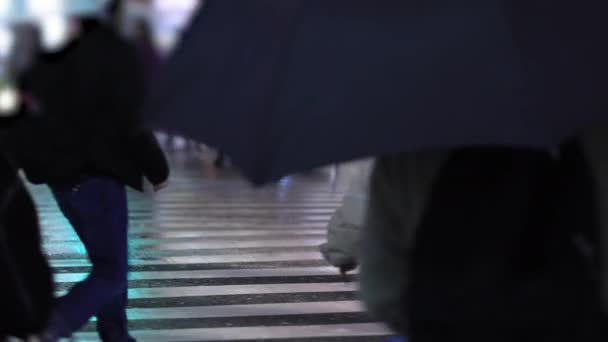 Chodící lidé na křižovatce v Shinjuku Tokyo deštivý den v noci — Stock video