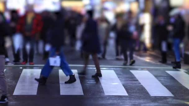 Caminar a la gente en el cruce en Shinjuku Tokio lluvioso día por la noche — Vídeos de Stock