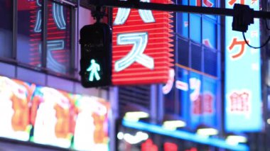 Shinjuku Tokyo kavşağındaki trafik ışığı. Geceleri yağmurlu günler.