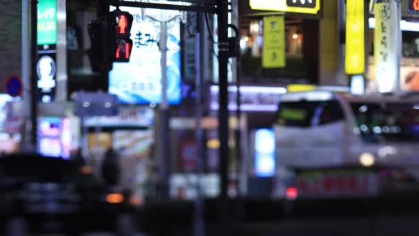 Світло світлофора на перехресті в Сіндзюку Токіо дощить вночі. — стокове відео