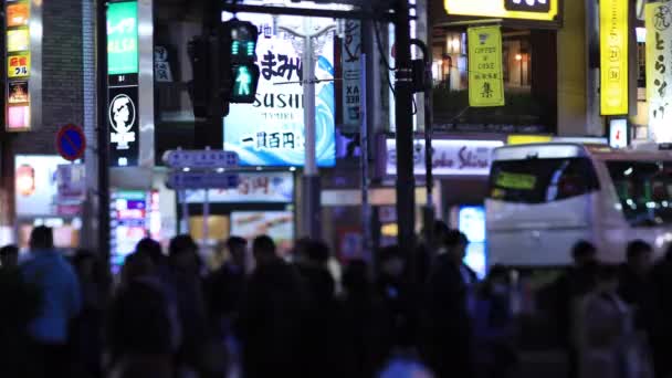 Semáforo en el cruce de Shinjuku Tokio día lluvioso por la noche — Vídeo de stock