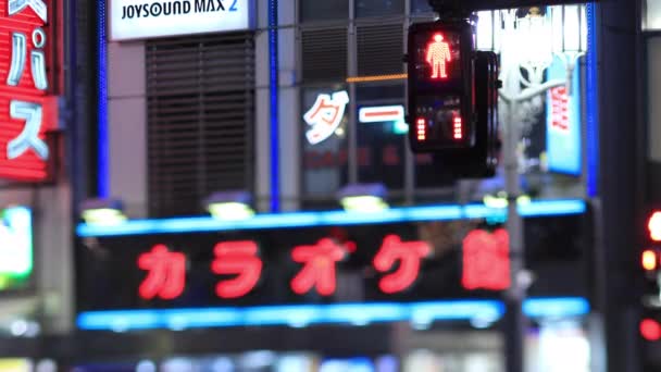 Semaforo all'incrocio di Shinjuku Tokyo giorno piovoso di notte — Video Stock
