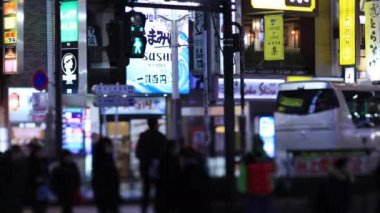Shinjuku Tokyo kavşağındaki trafik ışığı. Geceleri yağmurlu günler.