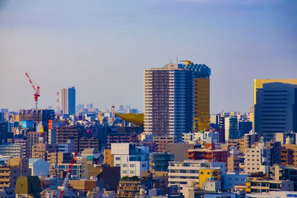 Крейн на крыше здания в Токио — стоковое фото