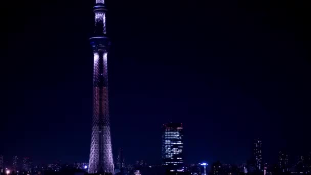 Ein nächtlicher Zeitraffer des Tokyo-Himmelsbaums in der städtischen Stadt in Tokyo Middle Shot Tilt — Stockvideo