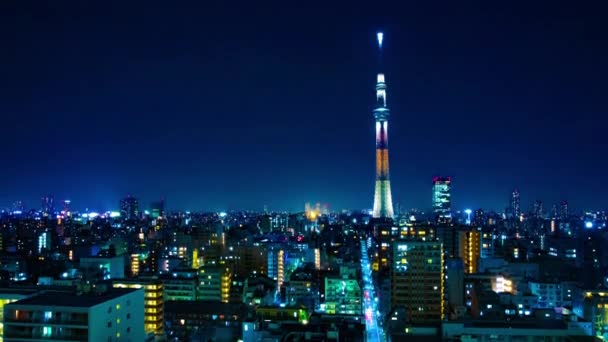 Ein nächtlicher Zeitraffer des Tokyo-Himmelsbaums in der städtischen Stadt in Tokyo-Weitschuss-Neigung — Stockvideo