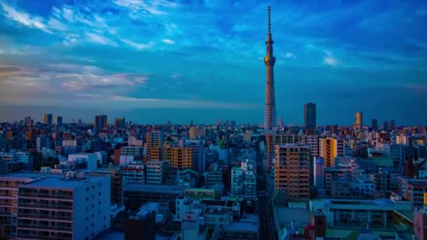 Um cronograma crepúsculo de paisagem urbana na cidade urbana grande ângulo de inclinação tiro largo — Vídeo de Stock