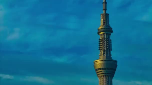 Un atardecer timelapse de la torre en la ciudad urbana de Tokio largo tiro inclinación — Vídeos de Stock