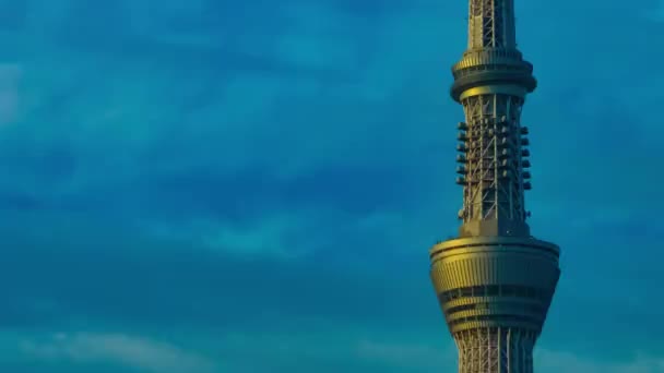 Un timelapse del atardecer de la torre en la ciudad urbana de Tokio zoom de tiro largo — Vídeos de Stock